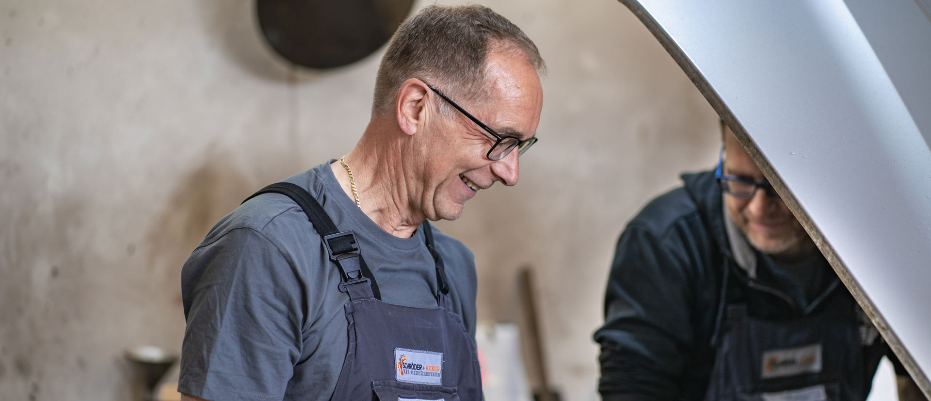 Schröder bei Karosseriearbeit am Kotflügel