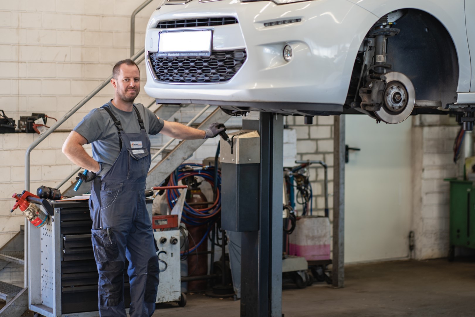 Auto auf der Hebebühne in der Werkstatt